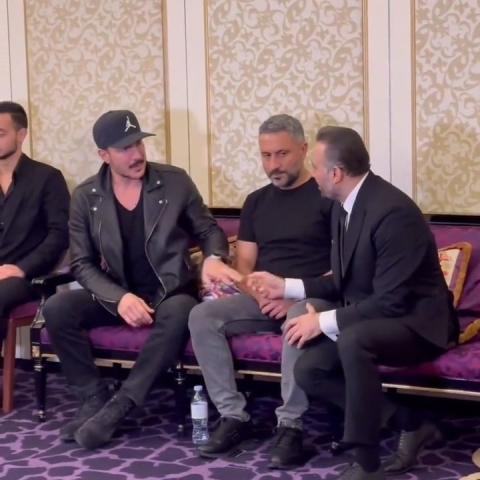 قصي خولي خلال تقبله العزاء بوالده الراحل في دبي