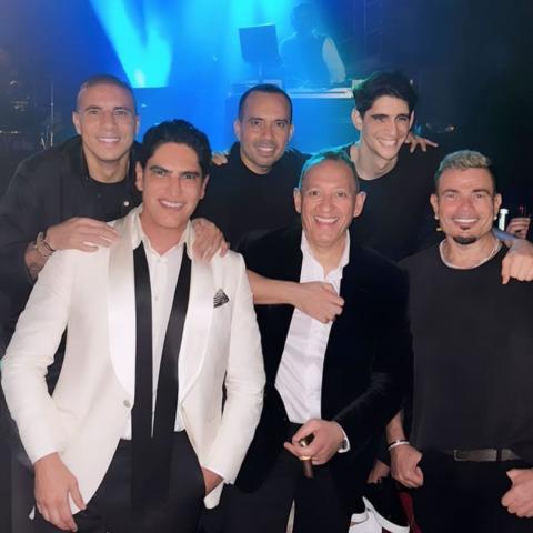 عمرو دياب برفقة أحمد أبو هشيمة ، ياسين بونو، محمد زيدان ياسر عبد المقصود ، ومحمد زكي