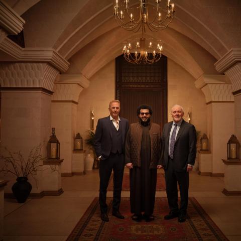 صورة تجمع معالي المستشار تركي آل الشيخ و كيفن كوستنر وانتوني هوبكنس