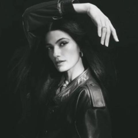 تارا عماد خلال جلسة تصوير لمجلة V العالمية.