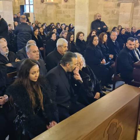 قصي خولي يقبل يد والدته خلال الصلاة على روح والده الراحل