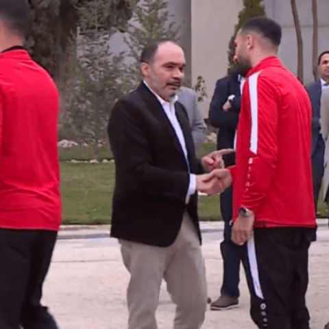 الأمير علي خلال اسقباله النشامى في مطار الملكة علياء