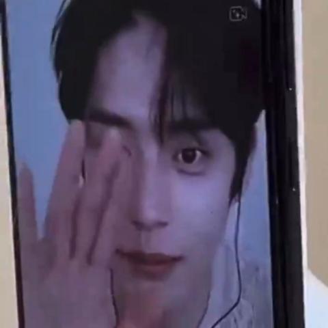 كيم جيوونق عضو فرقة Zerobaseone - تويتر