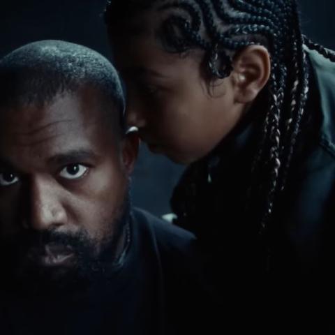 كاني ويست وابنته نورث - صورة من فيديو اليوتيوب