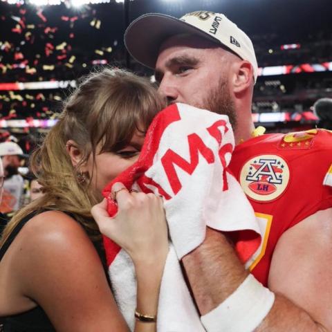 تايلور سويفت وترافيس كيلسي - صورة من السوشيال ميديا