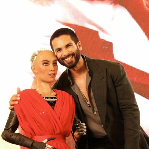 شاهد كابور يقع بحب Robot