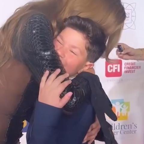 طفل ناجٍ من السرطان يخطف قلب النجوم.. ويُبكي مايا دياب