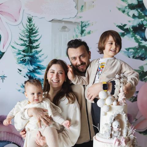 هازال كايا برفقة زوجها وطفليها - صورة ن إنستقرام