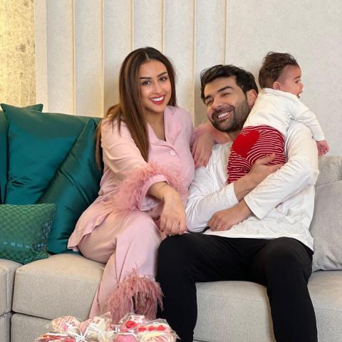 عقيل الرئيسي و فرح الهادي وابنهما - صورة من انستقرام