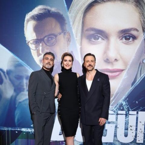 بيرجوزار كوريل و سيركان ألتونوراك و كانر سيندروك من العرض الأول لمسلسل العقدة