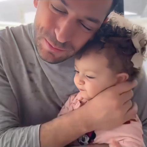 مراد يلدريم مع ابنته ميراي - صورة معدلة من السوشيال ميديا