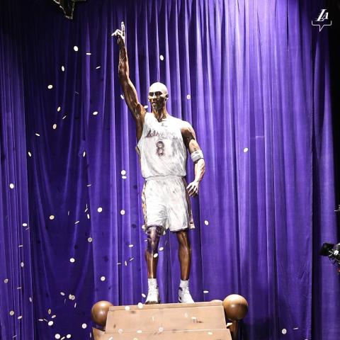 تمثال كوبي براينت - تويتر