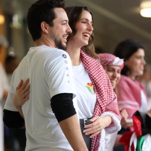 الأمير الحسين والأميرة رجوة من مباراة الأردن طاجكستان
