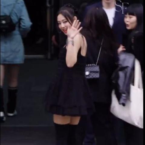 جيني من بلاك بينك - أسبوع الموضة بـ باريس