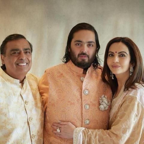 صور عائلة موكيش مباني قبل احتفالات زفاف ابنه أنانت