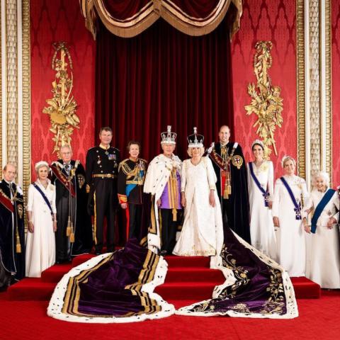 العائلة الملكية - صورة من Royal Family