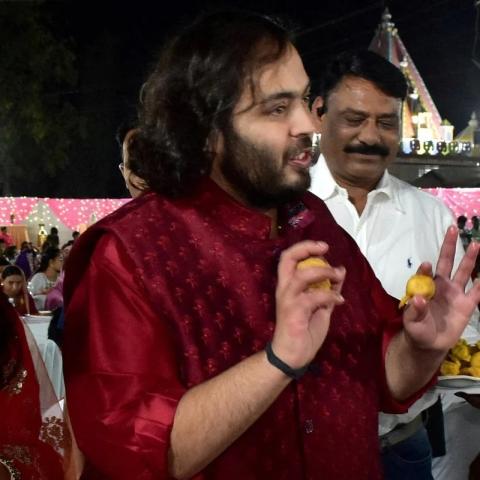 أنانت أمباني مع عروسه - صورة من رويترز Reuters