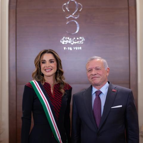 الملك عبدالله الثاني يقلد الملكة رانيا العبدالله وسام النهضة المرصع