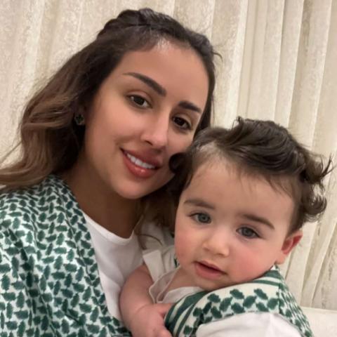 فرح الهادي مع طفلها آدم - صورة معدلة