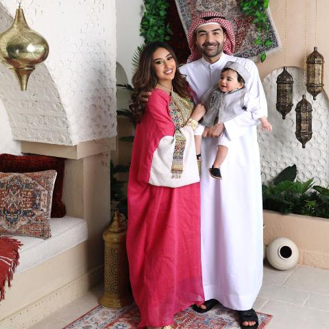 فرح الهادي وزوجها عقيل الرئيسي وإبنها آدم - صورة من انستقرام