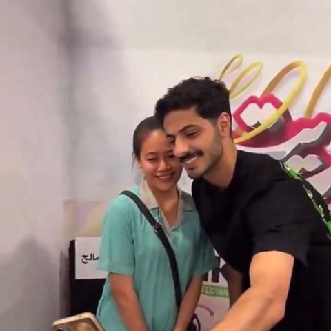 جمال صالح مع إحدى المعجبات - صورة معدلة