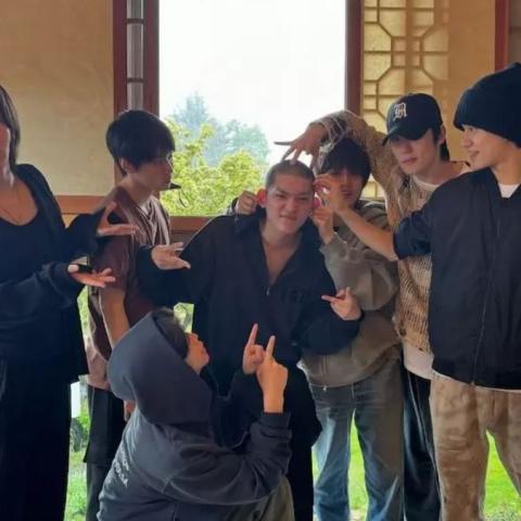 تايونغ مع زملائه قبل التحاقه بالجيش