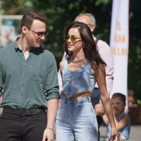 هاندا أرتشيل و كرم بورسين - صورة معبرة من كواليس أنت أطرق بابي Sen Çal Kapimi