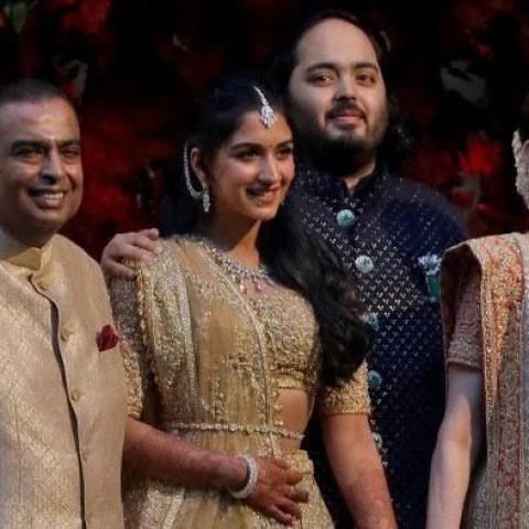 العريس أنانت أمباني مع عروسه ووالديه - صورة من إنستقرام Nita Ambani