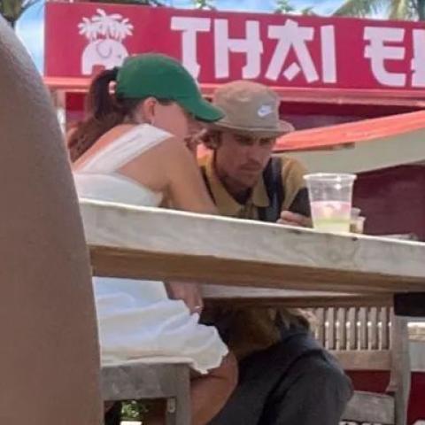 جاستن بيبر مع زوجته هايلي - تويتر