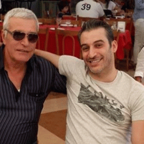 أحمد ماضي مع والده الراحل الشاعر محمد ماضي - صورة متداولة