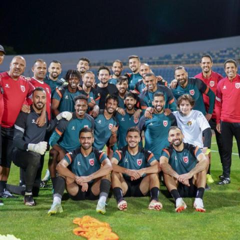 ولي العهد والأمير هاشم مع أعضاء المنتخب الأردني