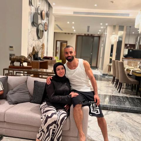 محمد صلاح مع زوجته - صورة متداولة
