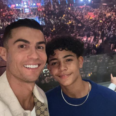 رونالدو مع ابنه الأكبر - صورة من إنستقرام