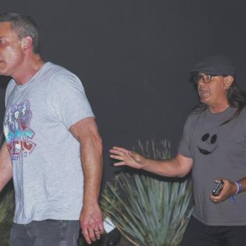 بن أفليك مع أحد مصوري الباباراتزي - تويتر