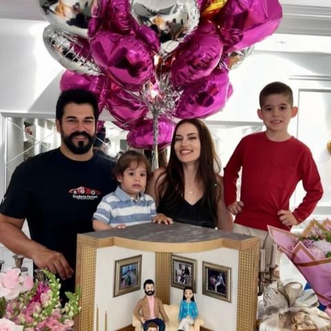 فهرية أفجان و بوراك أوزجيفيت مع طفليهما - صورة معدلة