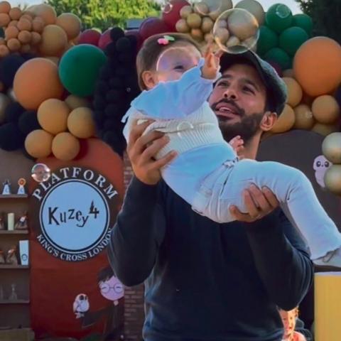 باريش أردوتش مع ابنته - صورة متداولة على إكس