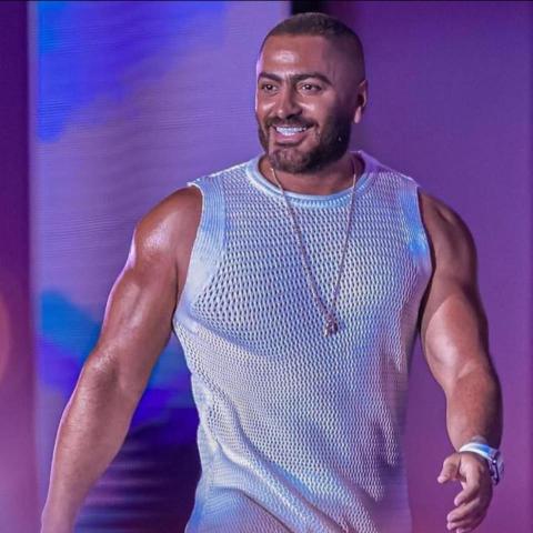 باستعراض للطائرات.. تامر حسني يفاجىء جمهور العلمين