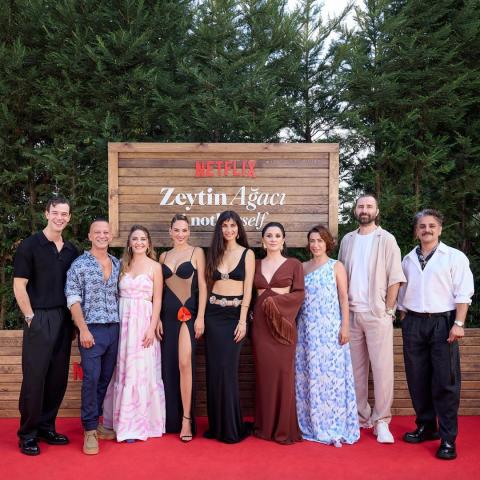 طاقم مسلسل &quot;ذات أخرى من حفل العشاء - صورة من Netflix Türkiye