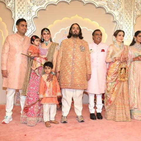 أنانت أمباني و عائلته من حفل الزفاف الكبير - صورة من حساب Bollywood Hungama على إنستقرام
