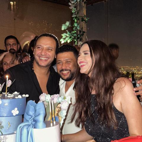 محمد جمعة يتوسط هنادي مهنا وزوجها احمد صالح