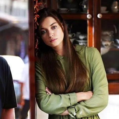 بطلا مسلسل الطائر الرفراف - صورة من إكس