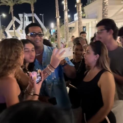 محمد رمضان مع معجبيه من الساحل الشمالي - صورة معدلة