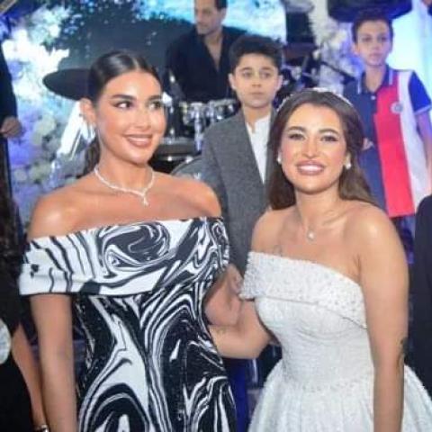 ياسمين صبري مع العروسين - صورة متداولة