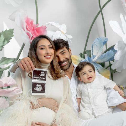 فرح الهادي و عقيل الرئيسي وابنهما آدم - صورة من انستقرام