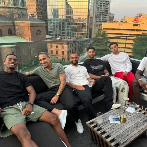 محمد صلاح مع أصدقائه في ليفربول - إكس