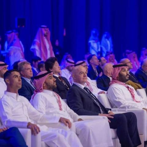 سمو الأمير محمد بن سلمان يتوج &quot;فالكونز&quot; و رونالدو بالثوب السعودي