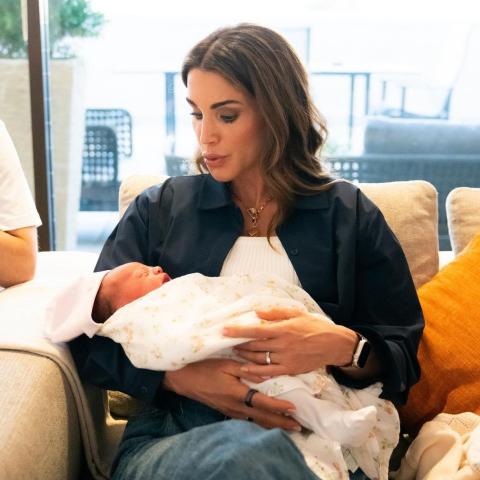 الملكة رانيا وحفيدتيها الأميرة ايمان - انستغرام