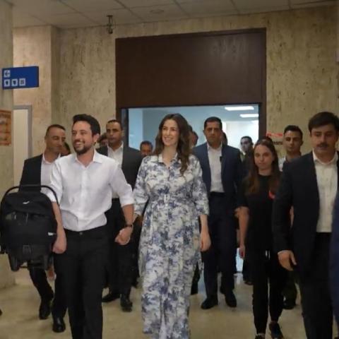 خلال مغادرة الأمير الحسين وزوجته المدينة الطبية- صورة معدلة