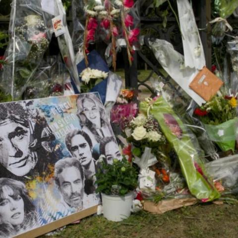 زهور وصور للراحل عند بوابة مدخل دارته - صورة من أ ف ب AFP