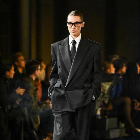 عودة قوية لـ بيلا حديد في أسبوع باريس للموضة